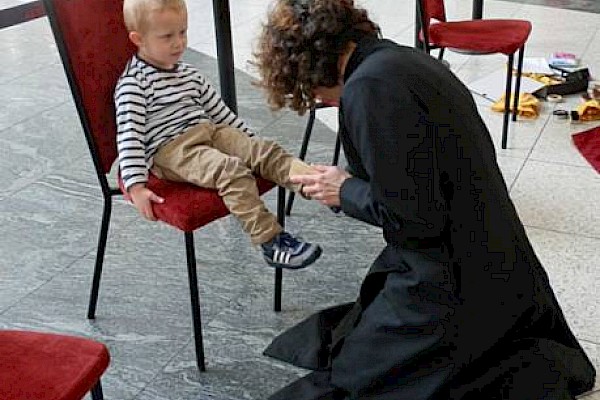 Cathedral clergy join forces with Manchester Arndale to polish their serve